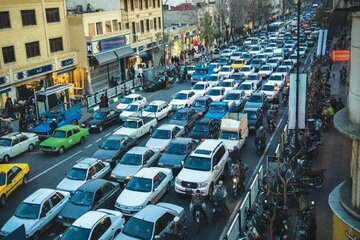  شهروندان قزوینی از خودروهای شخصی خود کمتر استفاده کنند + فیلم