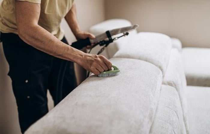 روش تمیز کردن انواع لکه از روی مبل چرم