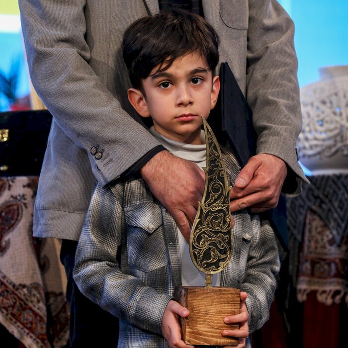 پرچمی که زنان برافراشتند/ ترنج سیمین در دست بانوی کُرد