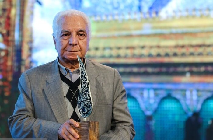 پرچمی که زنان برافراشتند/ ترنج سیمین در دست بانوی کُرد