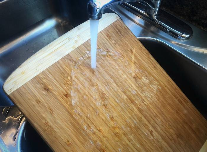 روش تمیز کردن تخته برش و گوشت چوبی 3 روش تمیز کردن تخته برش و گوشت چوبی