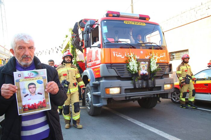 شهید آتش نشان دارابی با یارانش وداع کرد+ تصاویر