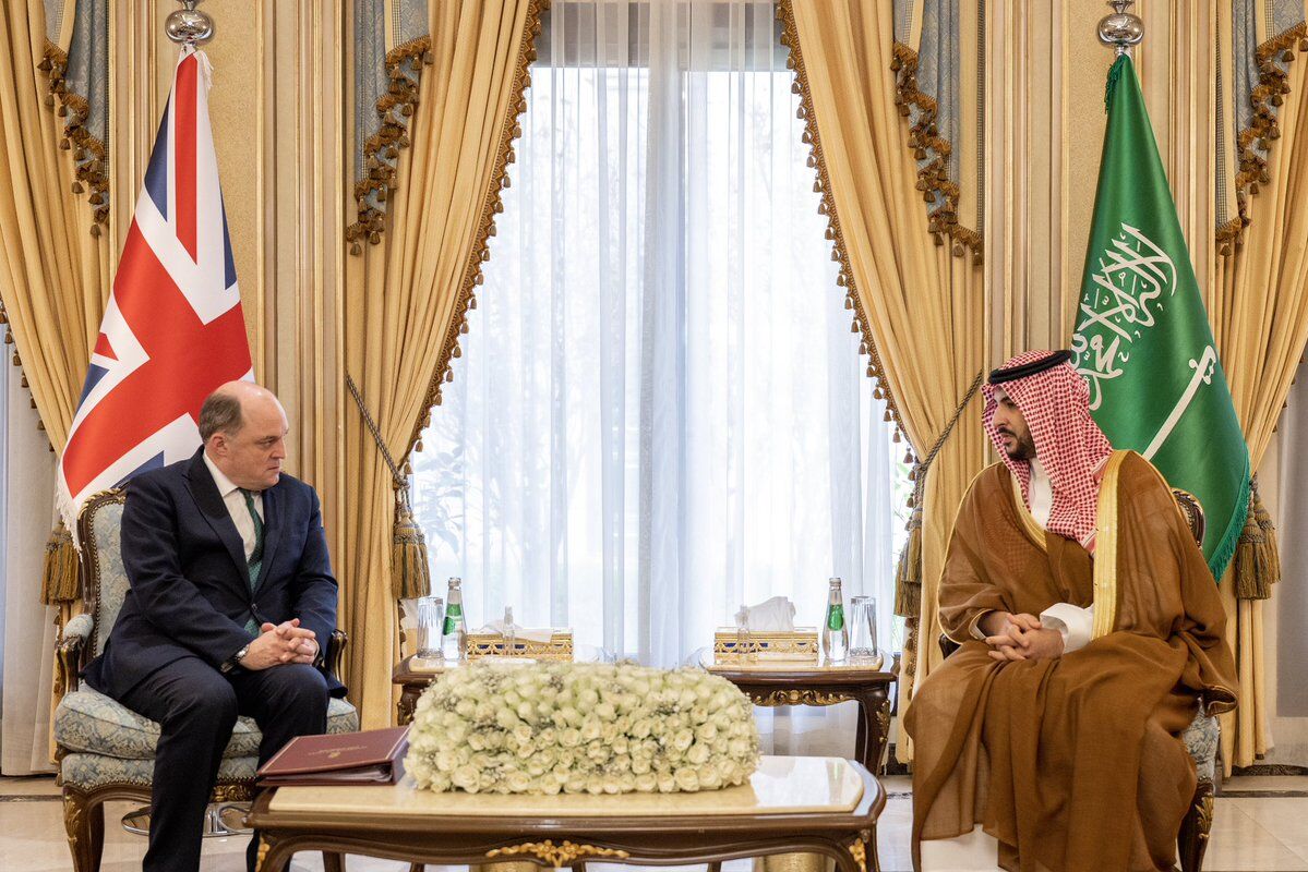 انگلیس و عربستان درباره توسعه همکاری‌های دفاعی رایزنی کردند