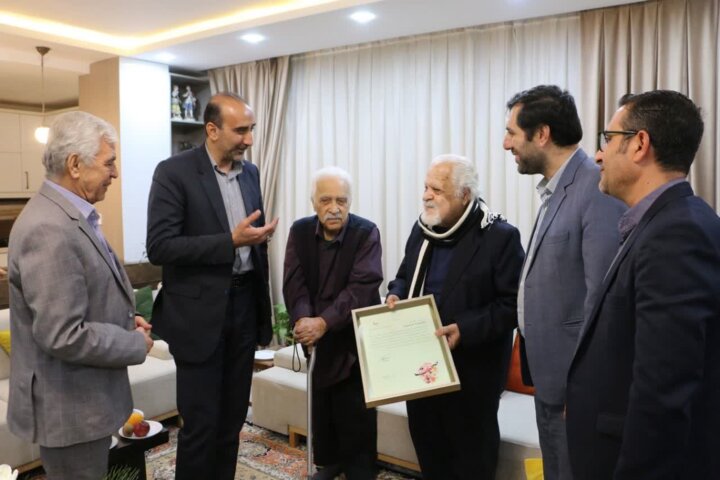 معاون استاندار فارس :ادب و تواضع در برابر بزرگان فرهنگی اصل است