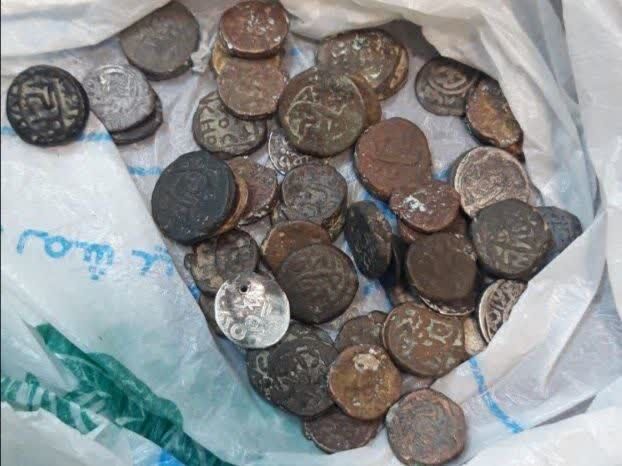 ضبط 56 قطعة نقدية تاريخية في مطار بندرعباس الدولي