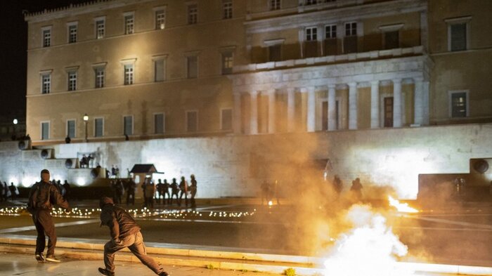 کوکتل مولوتف در برابر گاز اشک‌آور پلیس؛ آتن رنگ خشونت گرفت+فیلم