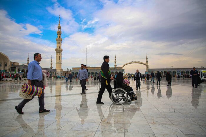 شهر مقدس قم در شب نیمه شعبان غرق در نور و سرور است