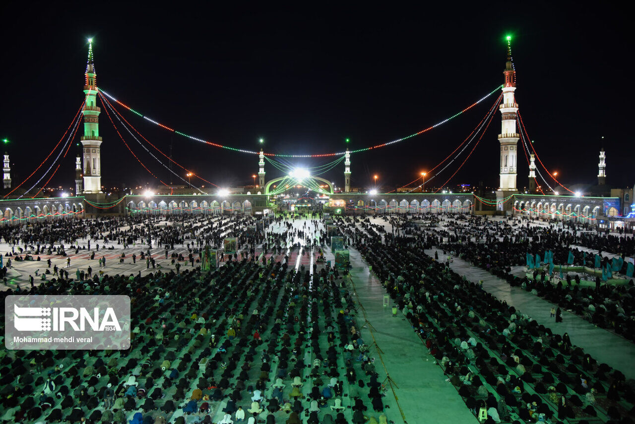 شهر مقدس قم در شب نیمه شعبان غرق در نور و سرور است