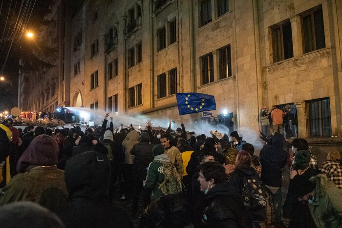 دومین شب اعتراضها در گرجستان / معترضان به دنبال ورود به ساختمان پارلمان