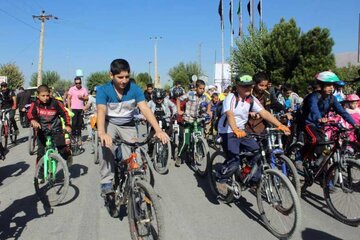 دوچرخه‌سواران یزد به یاد چهار هزار شهید استان رکاب زدند