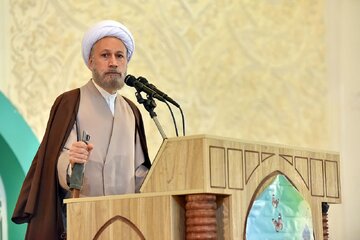 امام جمعه شیراز: باید فرمان رهبری در مهار تورم و رشد تولید را دنبال کنیم