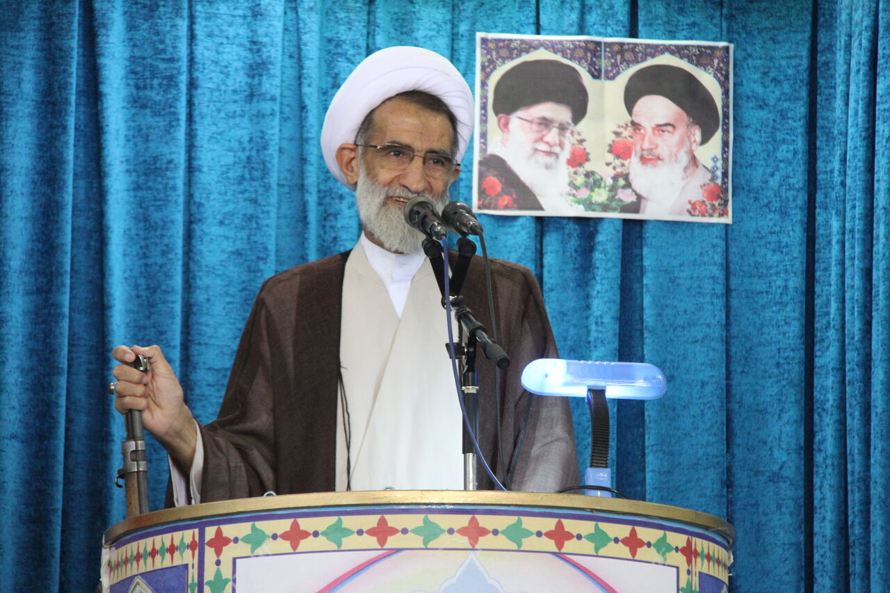 امام جمعه شهرکرد: ایران اسلامی در اوج قدرت دفاعی قرار دارد