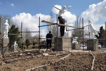 بازسازی و نصب ۱۰۵ نماد و هفت سین نوروزی در تبریز آغاز شد