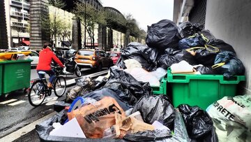 Grève des éboueurs : les touristes se bouchent le nez dans les rues de Paris