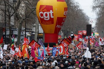 France : des dizaines de milliers de manifestants occupent les rues du pays