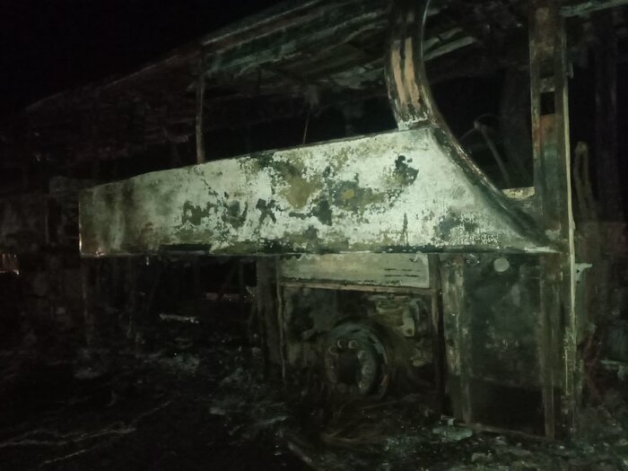آتش گرفتن اتوبوس مسافری در یزد/ سرنشینان سالم هستند + عکس
