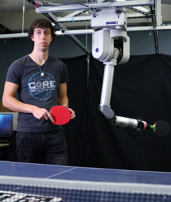 استفاده از تنیس روی میز برای شناخت دینامیک همکاری انسان-ربات 