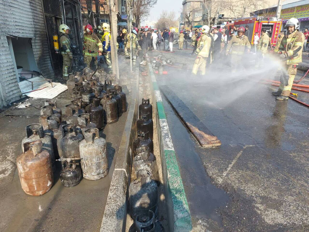 آتش‌سوزی یک مغازه با ده‌ها سیلندرگاز در تهران/ حادثه تلفات جانی نداشت