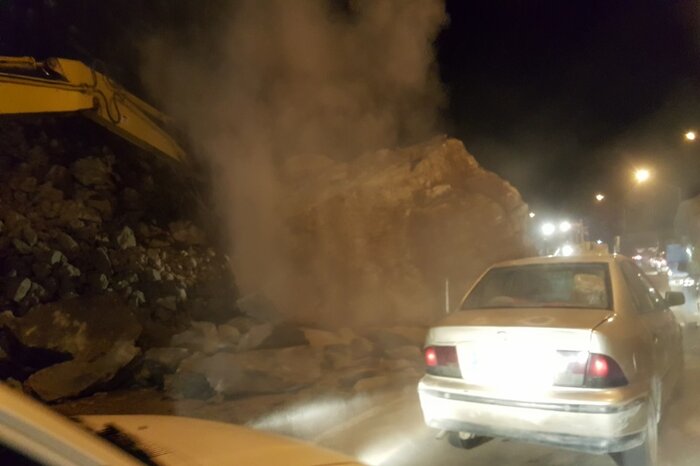 فیلم/ ریزش کوه در جاده آستارا به نمین