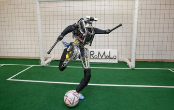 ربات انسان‌نمای فوتبالیست وارد عمل می‌شود + فیلم