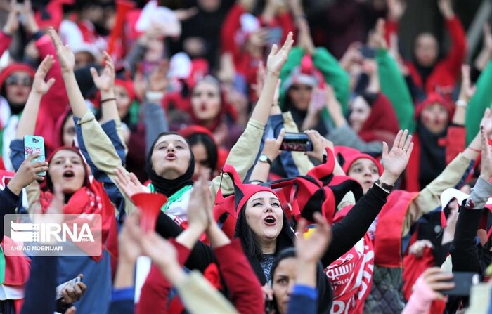 ورود بانوان سرخابی به ورزشگاه آزادی/ نهمین جام در دستان خاتون ایران