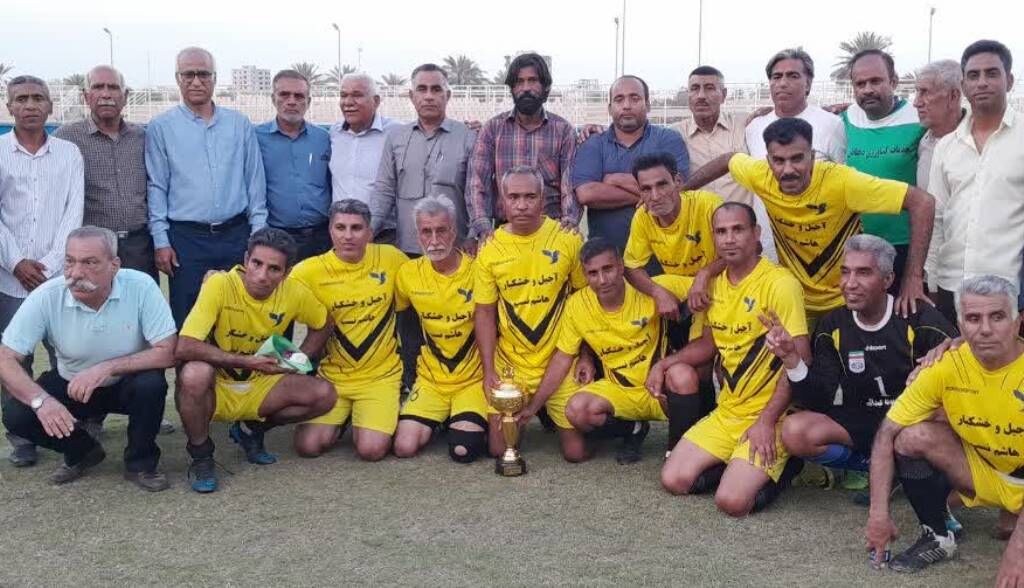  مینابی‌ها جام مسابقات پیشکسوتان فوتبال هرمزگان را به خانه بردند