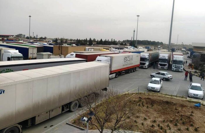 ۷۰۰ کامیون در مرز لطف آباد خراسان رضوی در انتظار ورود به ترکمنستان هستند