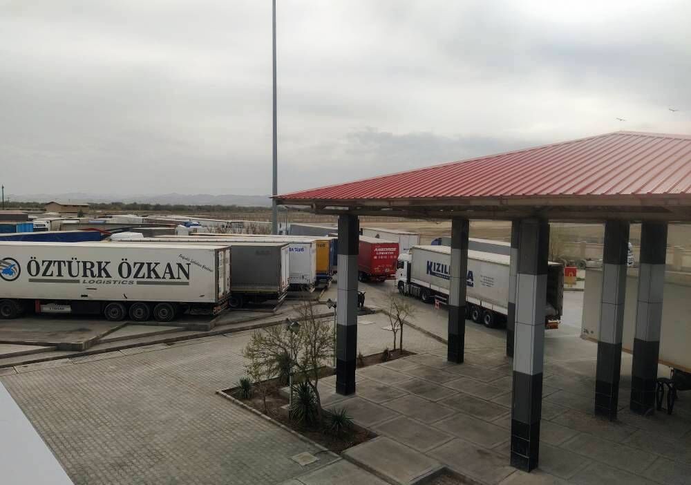۷۰۰ کامیون در مرز لطف آباد خراسان رضوی در انتظار ورود به ترکمنستان هستند