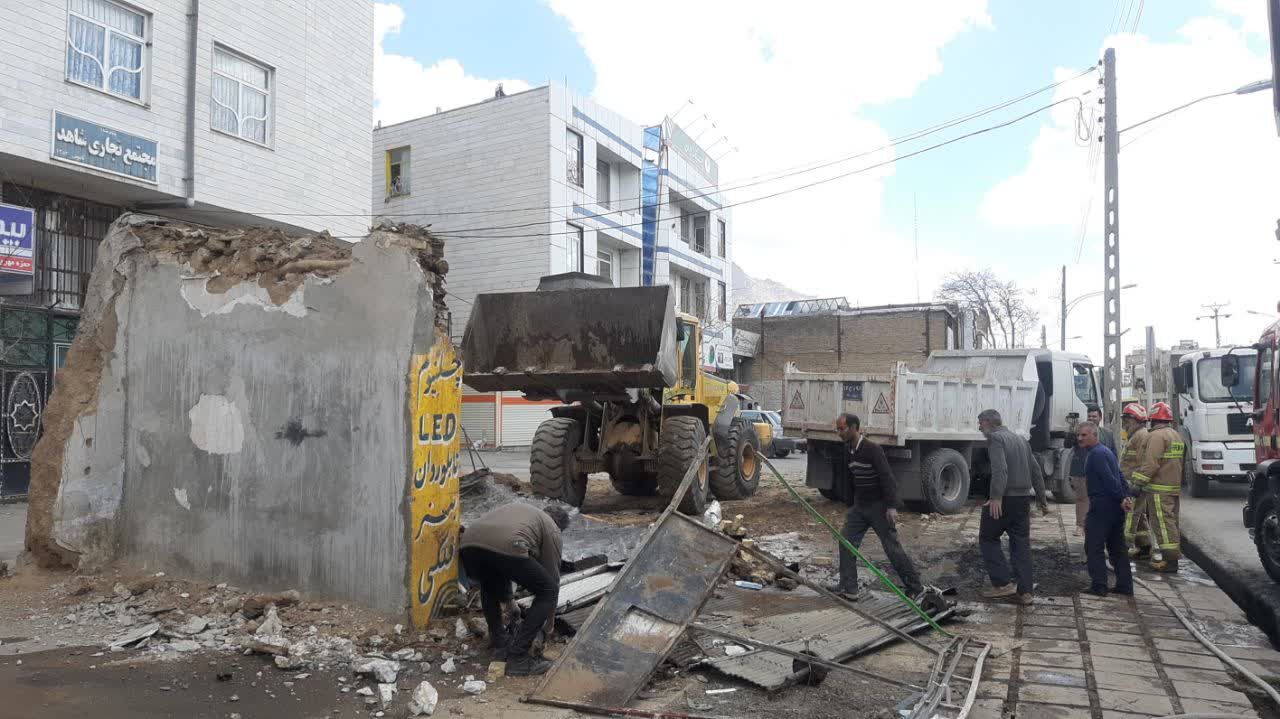 چهار باب مغازه در راستای تعریض خیابان شهدای ملایر تخریب شد