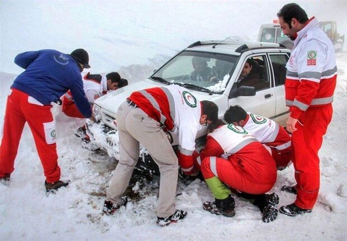 رهاسازی ۶۸ خودرو گرفتار در کولاک برف منطقه تاراز خوزستان