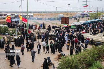 Les Iraniens visitent les zones de guerre Iran-Irak