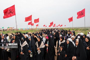 Les Iraniens visitent les zones de guerre Iran-Irak