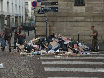 La Garde Républicaine déshonorée par le régime Macronie (Grève des éboueurs)