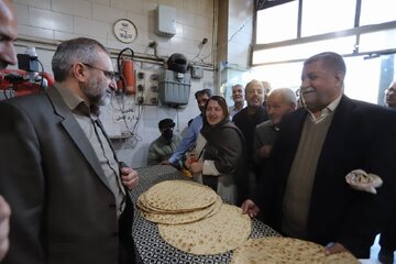 تاکید استاندار مرکزی بر حمایت از نانوایی‌های نان کامل استان