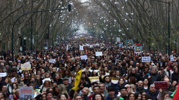 هزاران نفر در لیسبون پرتغال برای افزایش دستمزدها تظاهرات کردند