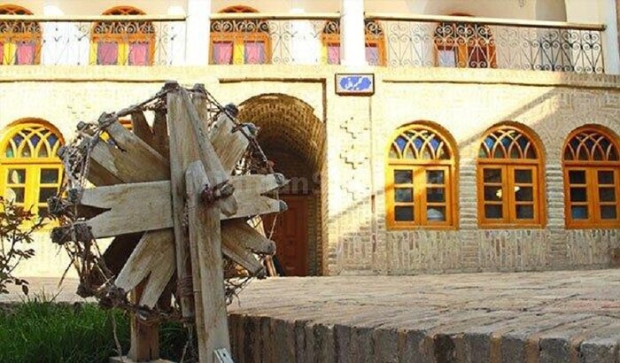 خانه‌ای با نگاره‌های قاجاری در بافت سنتی بجنورد