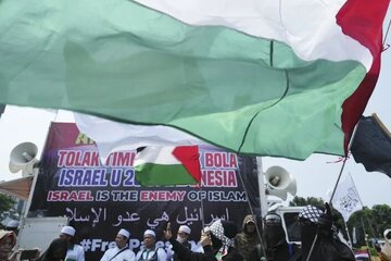 Des dizaines de personnes en Indonésie protestent contre la présence d'Israël à la Coupe U-20