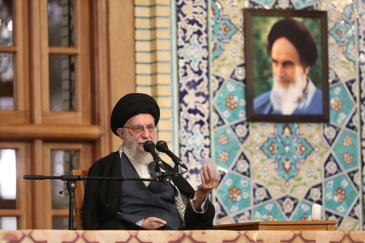 دشمن اسلامی جمہوریہ ایران کے تشخص کو بدلنا چاہتا ہے: ایرانی سپریم لیڈر