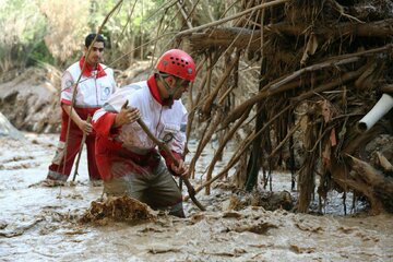 ۱۲۰ تیم‌ امدادی اصفهان، مشغول‌ امدادرسانی به آسیب دیدگان هستند