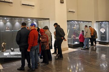 Los turistas visitan el Palacio Golestán en Teherán