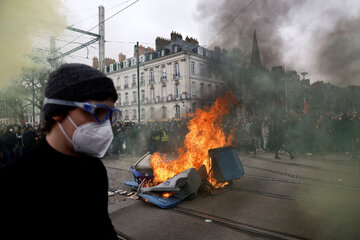 فرانسه صحنه رویارویی پلیس و مخالفان؛ واکنش عکس شهروندان به سخنرانی مکرون