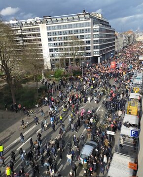 3,5 millions Français dans les rues contre le régime Macronie