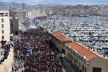 3,5 millions Français dans les rues contre le régime Macronie