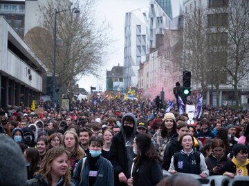 3,5 millions Français dans les rues contre le régime Macronie