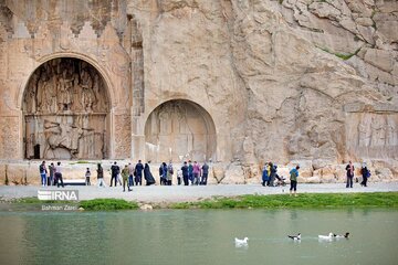 Turistas en el complejo histórico Taq-e Bostan