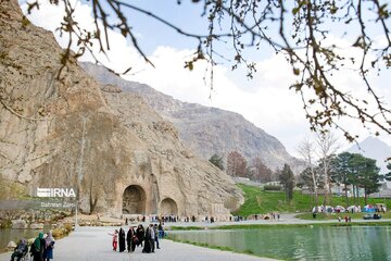 Turistas en el complejo histórico Taq-e Bostan