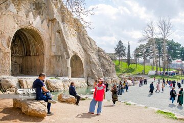 Turistas en el complejo histórico Taq-e Bostan