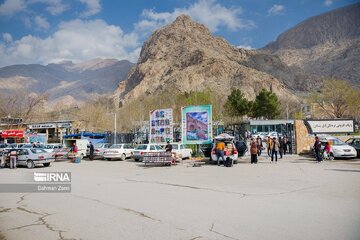 Turistas en el complejo histórico Taq-e Bostan