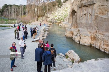 Turistas en el complejo histórico Taq-e Bostan