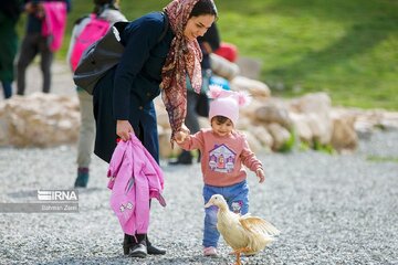 Turistas en el complejo histórico Taq-e Bostan